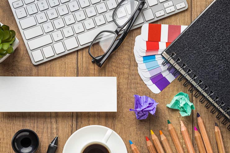 Moderne Designworkstation mit kreativen Werkzeugen